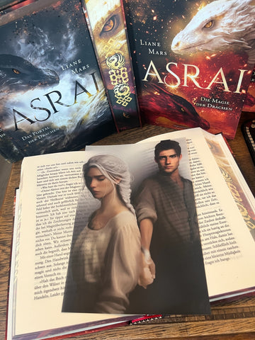 Das Page Overlay zeigt die Hauptfiguren aus "Asrai - Das Portal der Drachen". Elaja, mit weißblondem Zopf und heller Kleidung, befindet sich links vorn, Ian mit dunklen Haaren und dunklem Hemd rechts dahinter. Er schaut in ihre Richtung, sie hat sich abgewendet. Hinter ihrem Rücken verschränken sich ihre Hände jedoch.